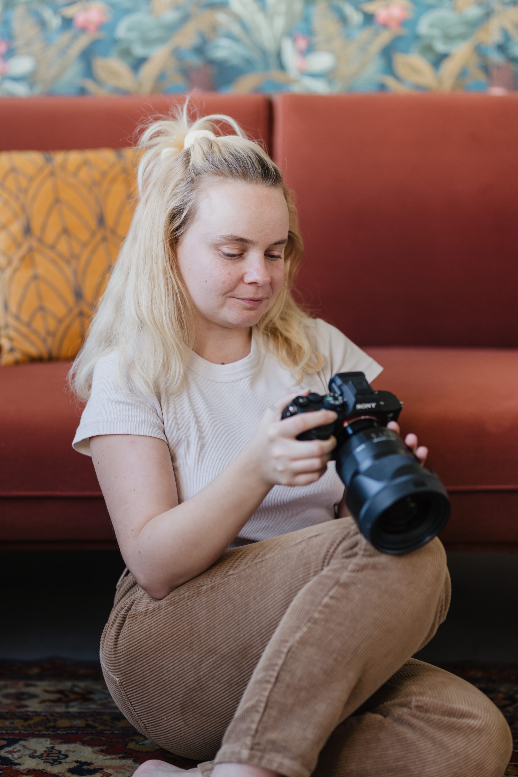 Photo d'une photographe assise regardant son appareil photo