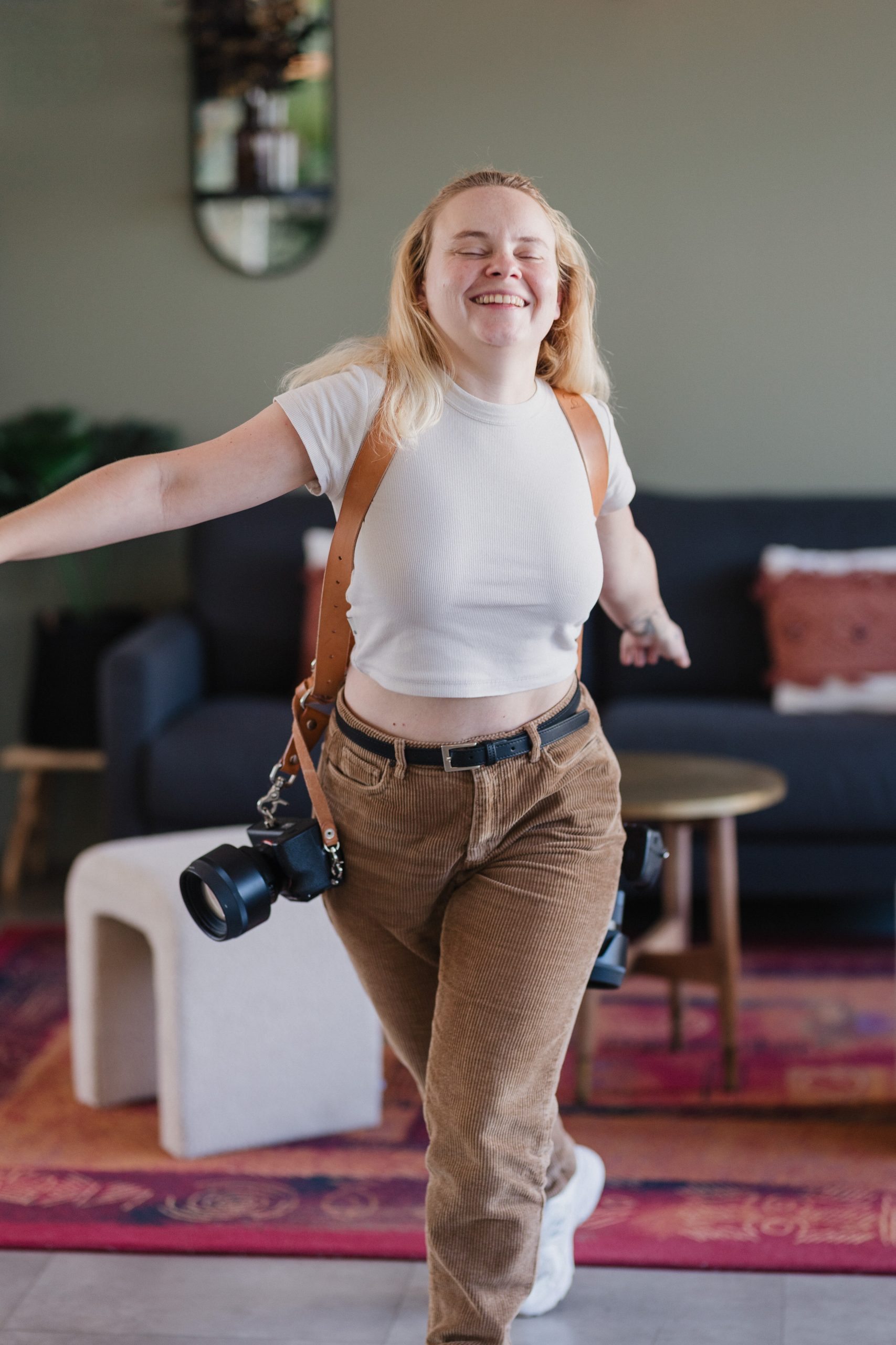 Photographe entrain de danser avec ses appareils photos