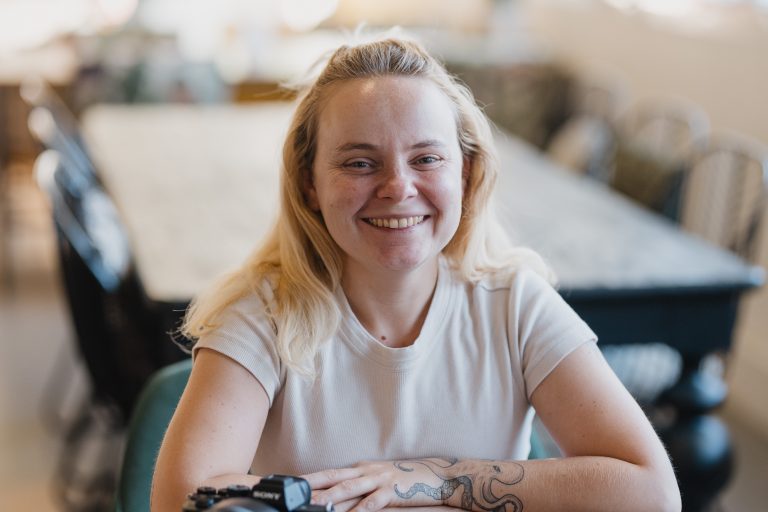 Portrait de la photographe souriante