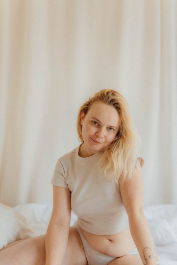Portrait d'une femme dans un lit