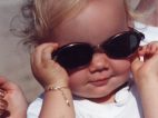 La photographe enfant avec des lunettes de soleil