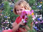 La photographe enfant assisse dans les fleurs