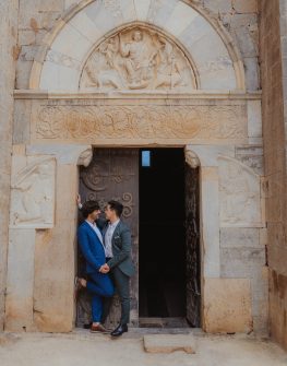Couple d'hommes appuyés sur la porte d'une cathédrale