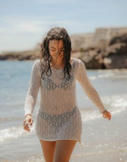 Photo d'une femme souriant sur la plage
