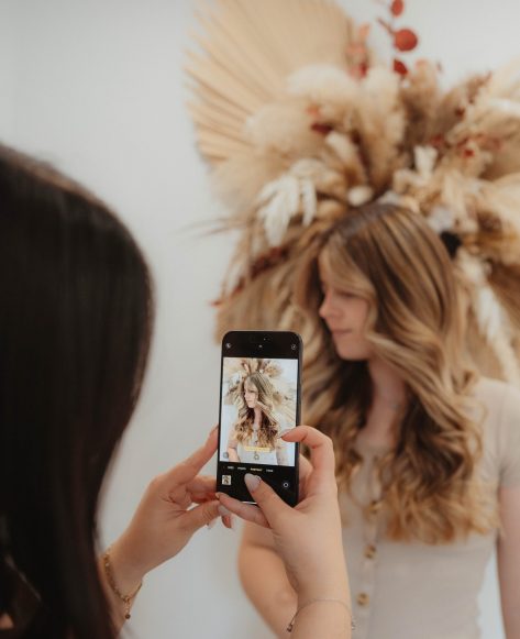 Photos d'une coiffeuse prenant en photo sa cliente