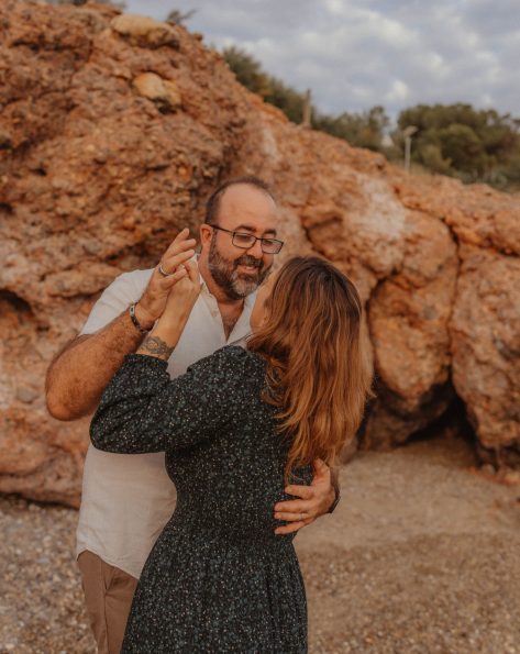 Couple qui danse sur la plage