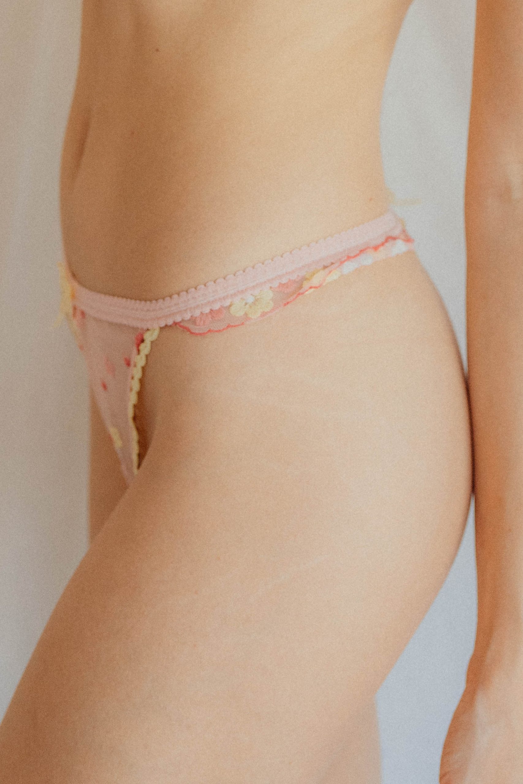Photo détail du bas du corps d'une femme en sous-vêtement. Du nombril jusqu'à ses cuisses. Visibilité de ses vergetures