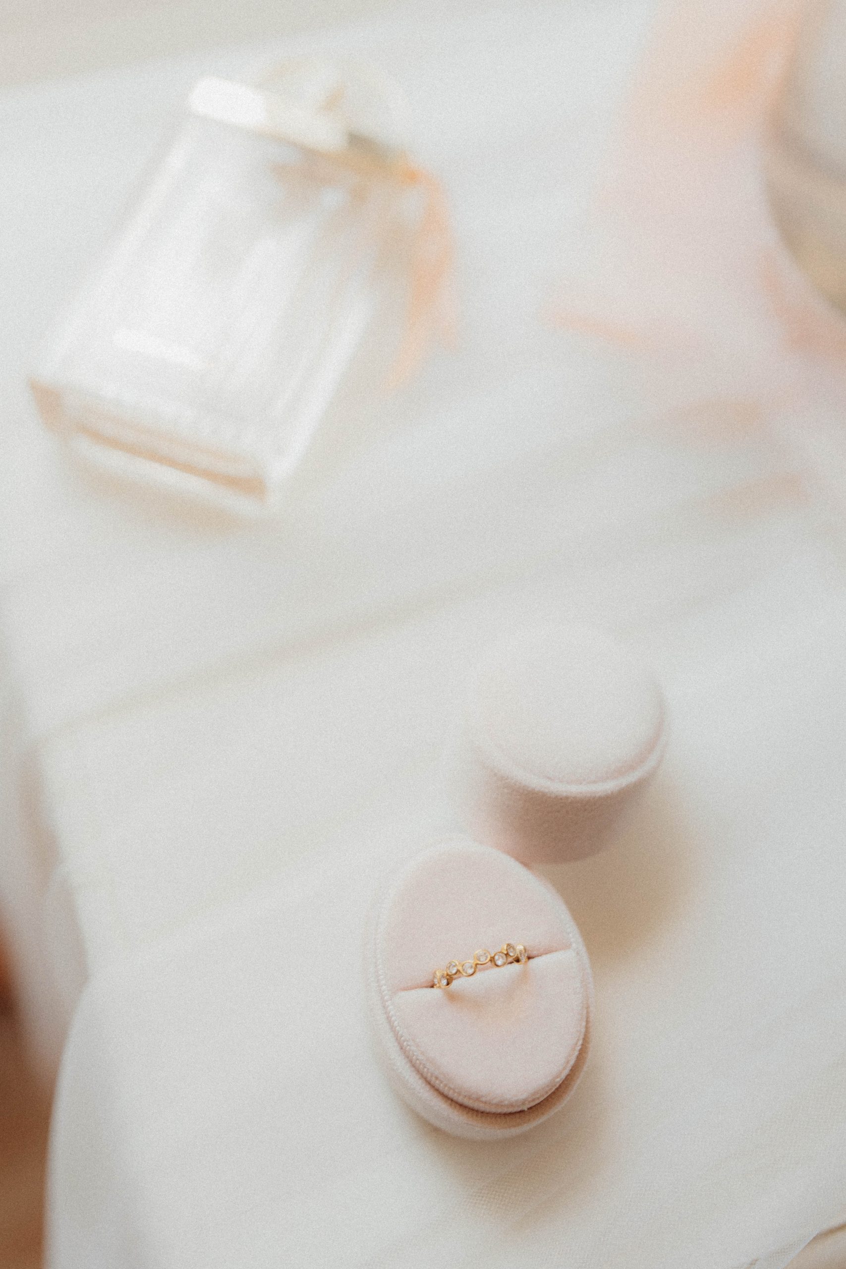 Bague de mariée dans son écrin et bouteille de parfum de la mariée